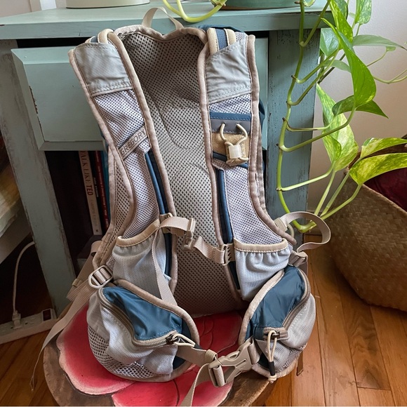 *New without tags* Gregory small hydration Day Pack - Picture 3 of 10